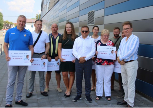 Poseł Marek Matuszewski, Karol Maśliński i przedstawiciele klubów sportowych z powiatu zgierskiego.