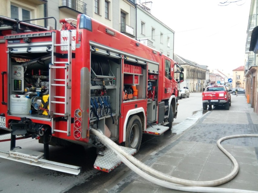 Pożar na terenie budynku Okręgowego Urzędu Miar przy ulicy Świętego Leonarda w Kielcach. Paliła się boazeria w kuchni. Zobacz zdjęcia