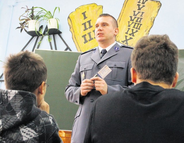 Policjanci zaplanowali cykl pogadanek w szkołach na temat bezpiecznego zachowania się na drodze