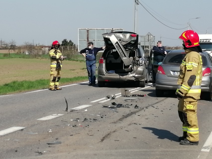 Zderzenie osobówek na ul. Koźmińskiej. Jedna osoba trafiła do szpitala [ZDJĘCIA]