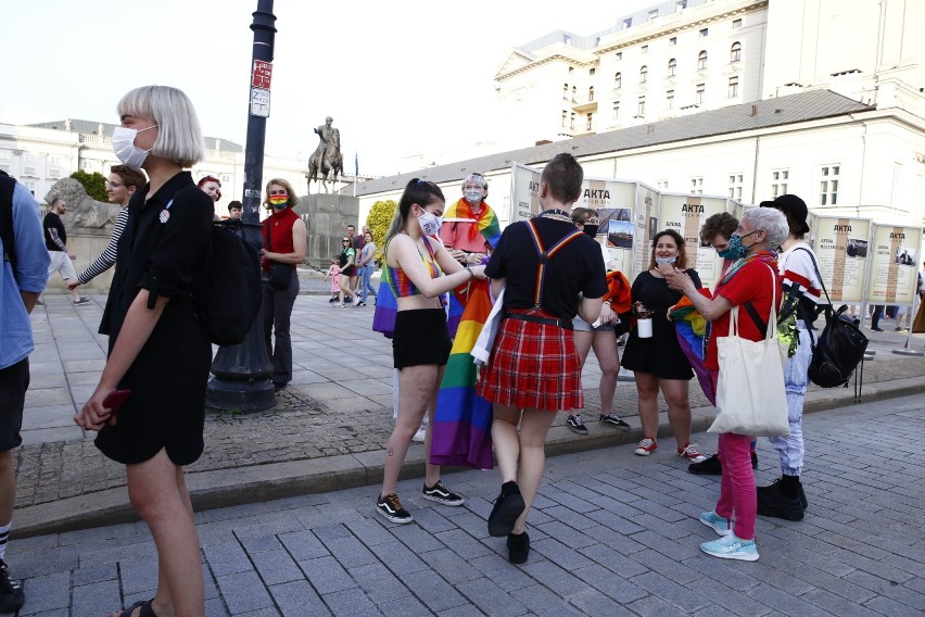 Tęczowe Disco pod Pałacem. W Warszawie odbył się protest przeciwko dyskryminacji osób LGBT w tzw. Karcie Rodziny