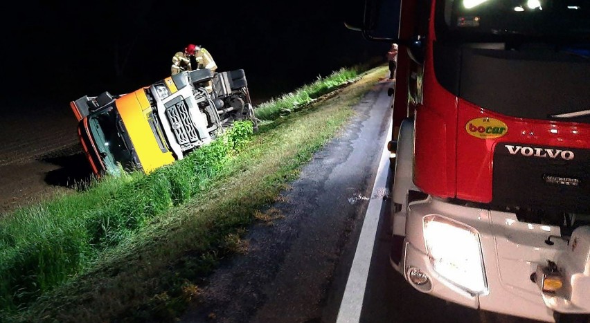 Wypadek ciężarówki z Nowego Sącza o północy zablokował główną drogę do Krakowa