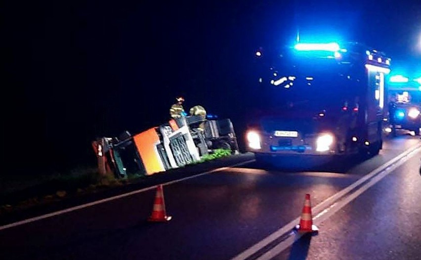 Wypadek ciężarówki z Nowego Sącza o północy zablokował główną drogę do Krakowa