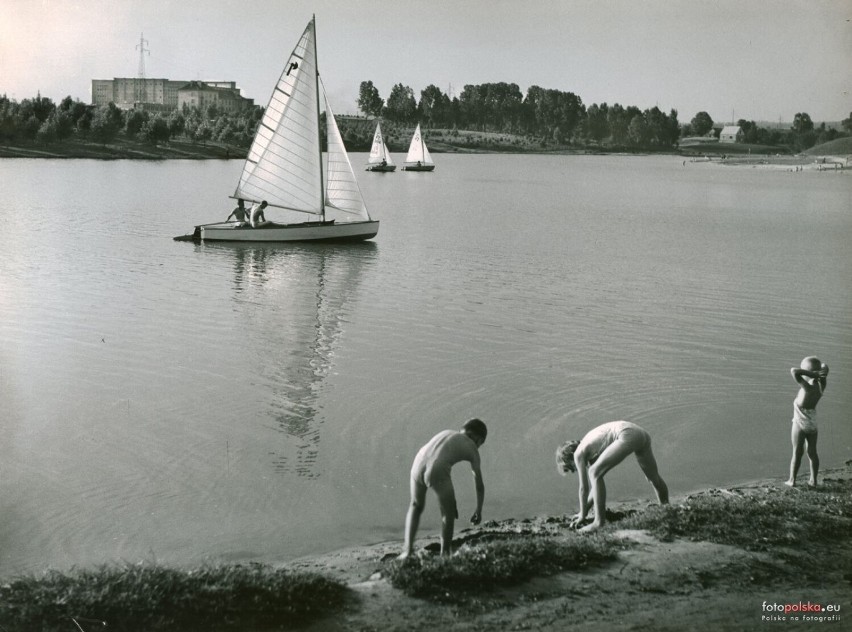 Kielecki Zalew w 1963 roku. Na pierwszym planie bawiące się...