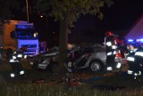Śmiertelny wypadek na ulicy Ostrowskiej w Krotoszynie. Samochód wjechał w drzewo [ZDJĘCIA + FILM]