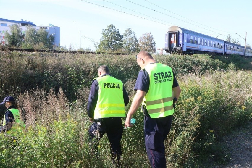 Wrocław. Czy na Psim Polu pod pociąg weszli ludzie? Trwa akcja poszukiwawcza!