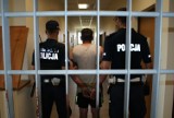 Policjanci z Wieruszowa uratowali pijanego topielca. 34-latek trafił... do więzienia [FOTO]