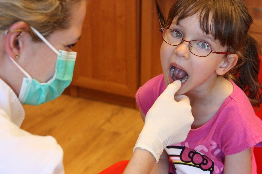 Fundacja Pro Human uczy dzieci, jak dbać o zęby, a chore pomaga wyleczyć