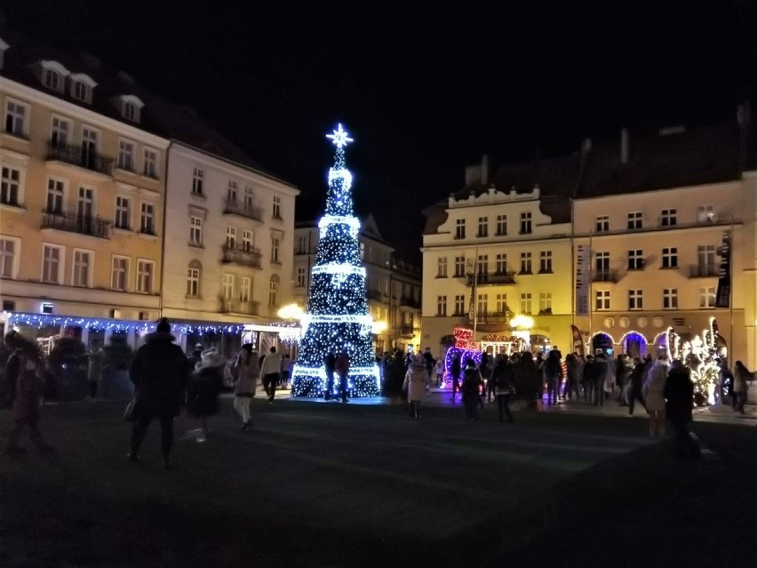 Świąteczna choinka na Głównym Rynku w Kaliszu już świeci