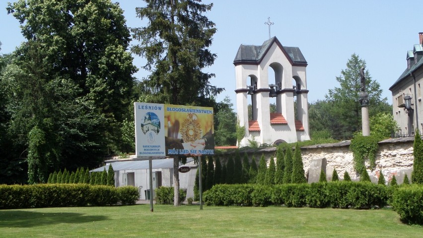 Piękny park w sanktuarium maryjnym w Leśniowie  u progu lata ZDJĘCIA