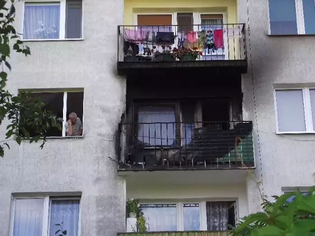 Pożar wybuchł w mieszkaniu w wieżowcu na 3. piętrze na ulicy Jastrzębiej. Świadkowie mówią o dwóch głośnych hukach. Spalił się balkon, jeden pokój jest zniszczony. Nikomu nic się nie stało.