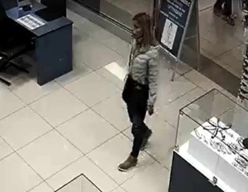 Kradzież portfela w CH Auchan Gliwice. Rozpoznajecie kobietę? [WIDEO]