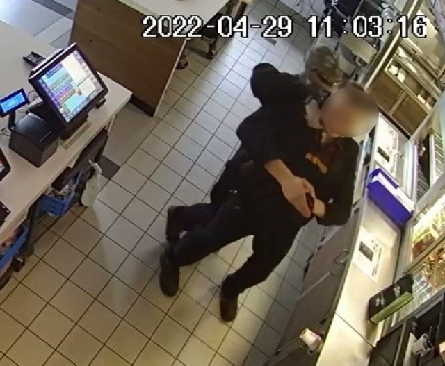 Policja prosi o pomoc w odnalezieniu mężczyzny, który z nożem w ręku napadł na restaurację Burger King przy ulicy Murckowskiej. Zobacz kolejne zdjęcia. Przesuwaj zdjęcia w prawo - naciśnij strzałkę lub przycisk NASTĘPNE