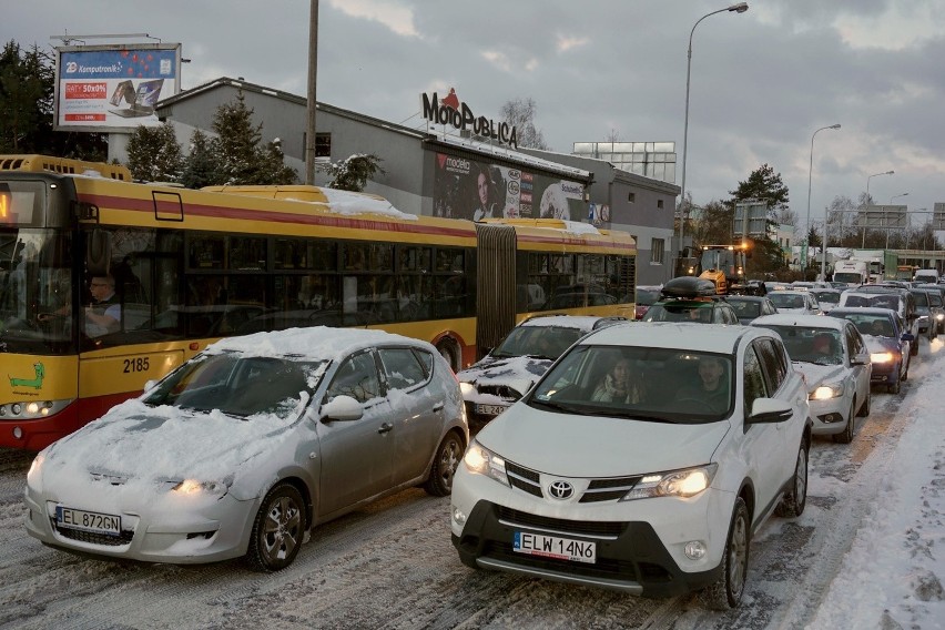 Zima w Łodzi paraliżuje drogi. Tworzą się korki, MPK ma...