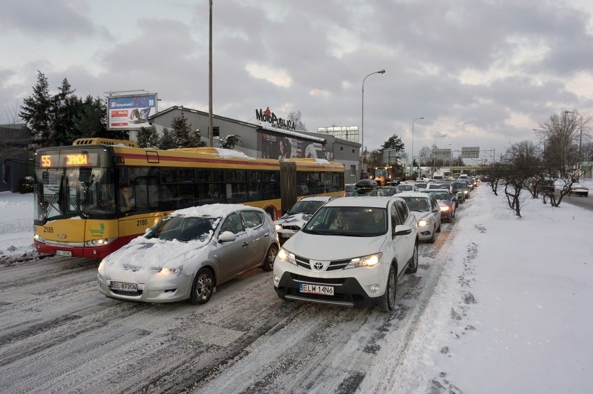 Zima w Łodzi paraliżuje drogi. Tworzą się korki, MPK ma...