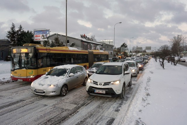 Zima w Łodzi paraliżuje drogi. Tworzą się korki, MPK ma opóźnienia, tramwaje jeżdżą objazdami, dochodzi do licznych kolizji i wypadków.