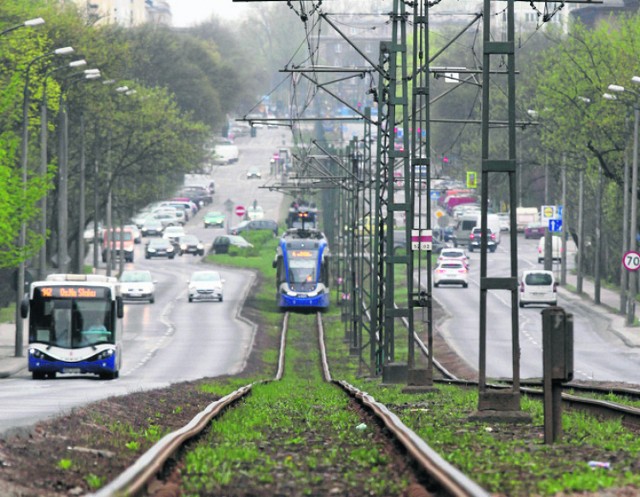 Kiepski stan torowisk powoduje, że tramwaje muszą jeździć wolniej