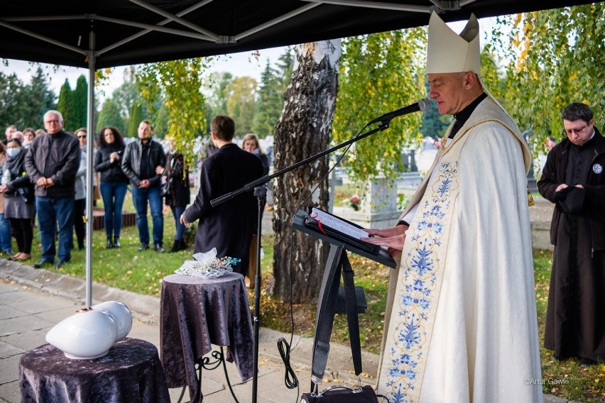 Tarnów. Wzruszająca uroczystość na cmentarzu w Mościcach. Pochowano dzieci utracone [ZDJĘCIA]                    