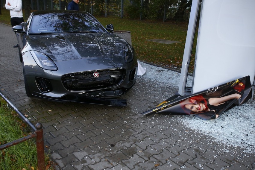 Wypadek w Warszawie. Sportowy Jaguar warty 300 tys. złotych...