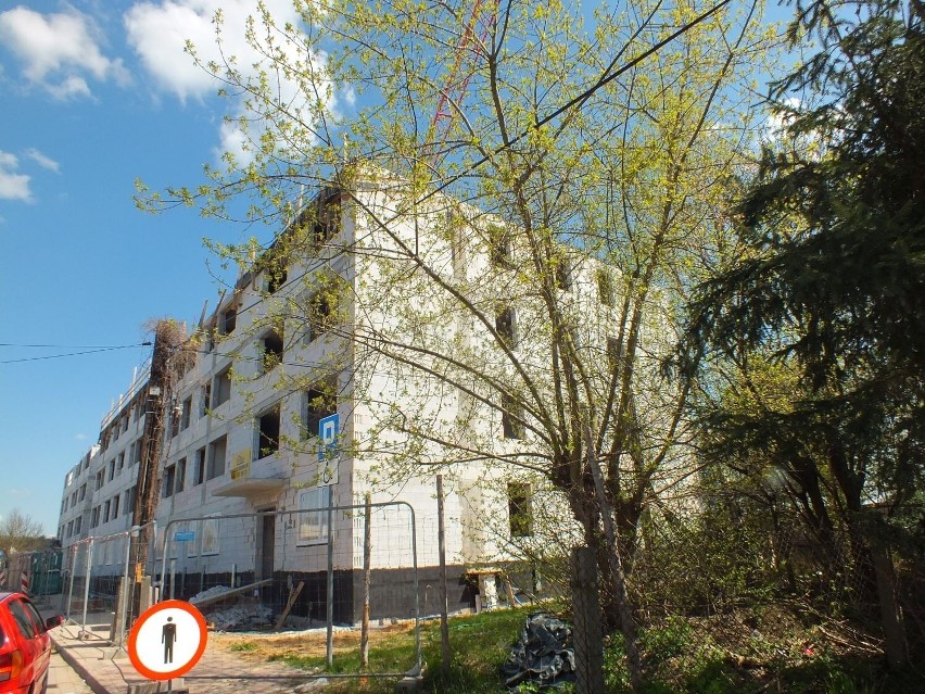 Rośnie budynek komunalny w Starachowicach dla 101 rodzin, przeważnie z Bugaju. Zobacz zdjęcia