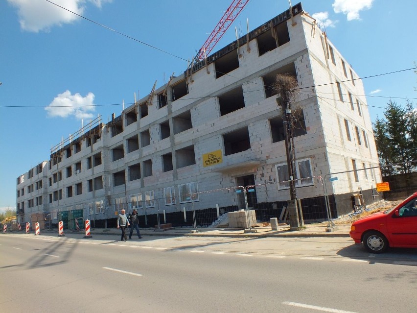 Rośnie budynek komunalny w Starachowicach dla 101 rodzin, przeważnie z Bugaju. Zobacz zdjęcia