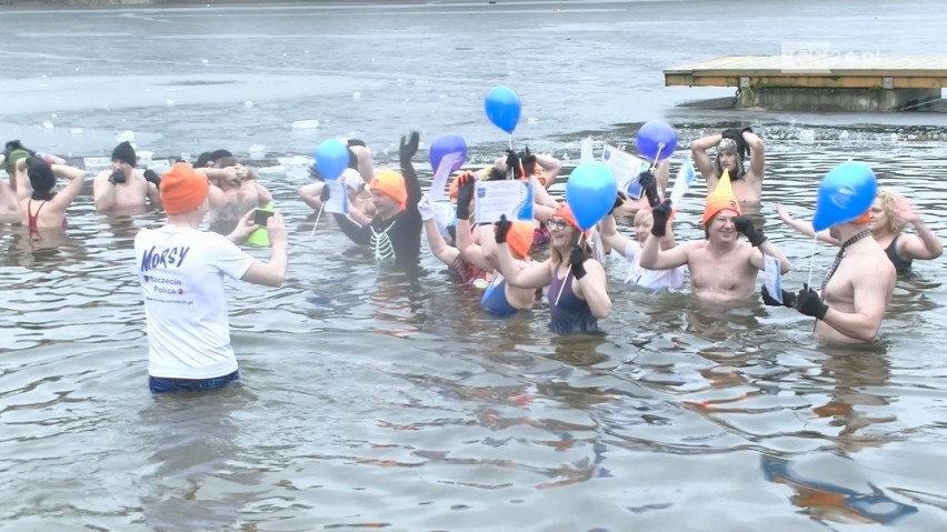 Chrzest morsów nad Głębokim. Kilkadziesiąt osób wykąpało się w (lodowatym!) jeziorze [WIDEO]