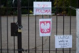 "Uwaga, wróg na polskiej ziemi", "Nie zabierzecie nam tradycji". Takie napisy pojawiły się na bramie cmentarza na Junikowie w Poznaniu