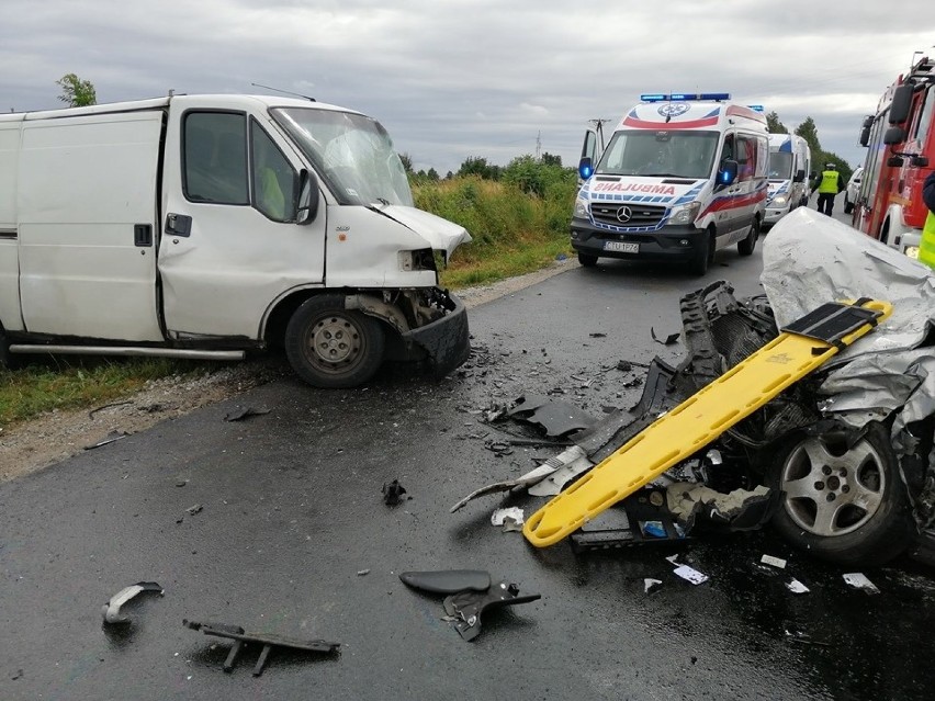 Groźny wypadek w Tucholi. Kierowcy samochodów uwięzieni we wrakach! 