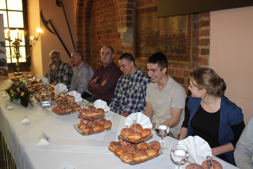 XI krakowskie zawody w jedzeniu pączków na czas