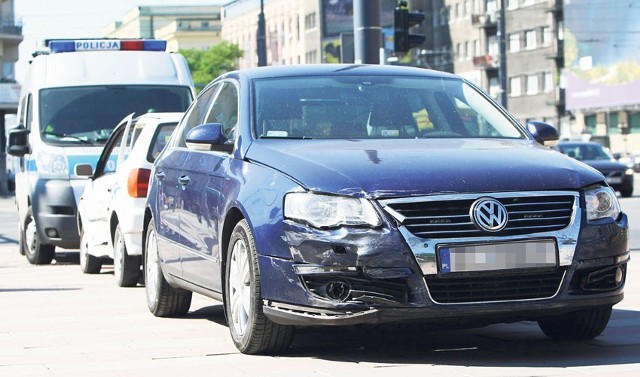 Volkswagen passat, którym jechał komendant, też został uszkodzony.