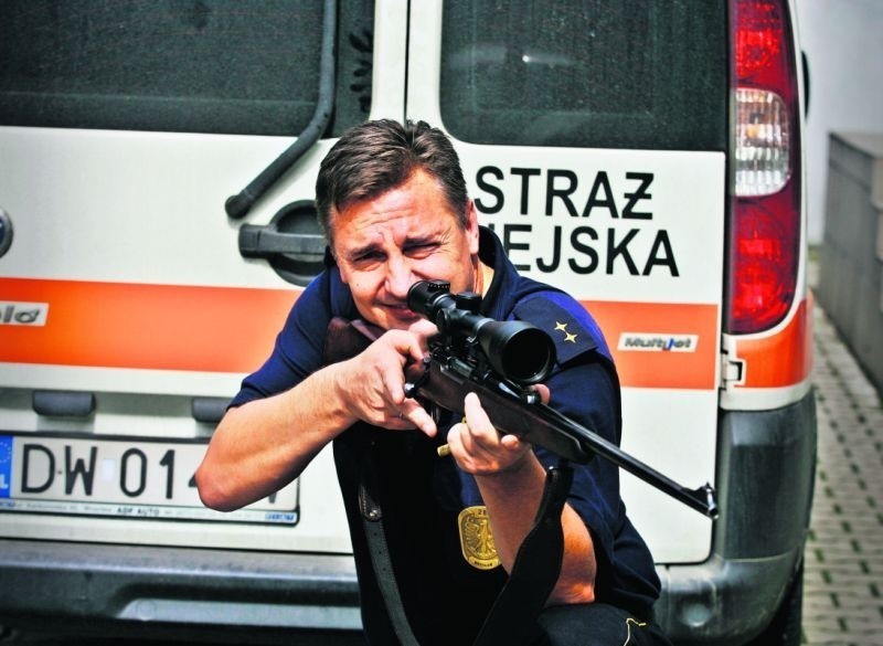 Andrzej Janusz jest dumny ze swojej kolekcji broni