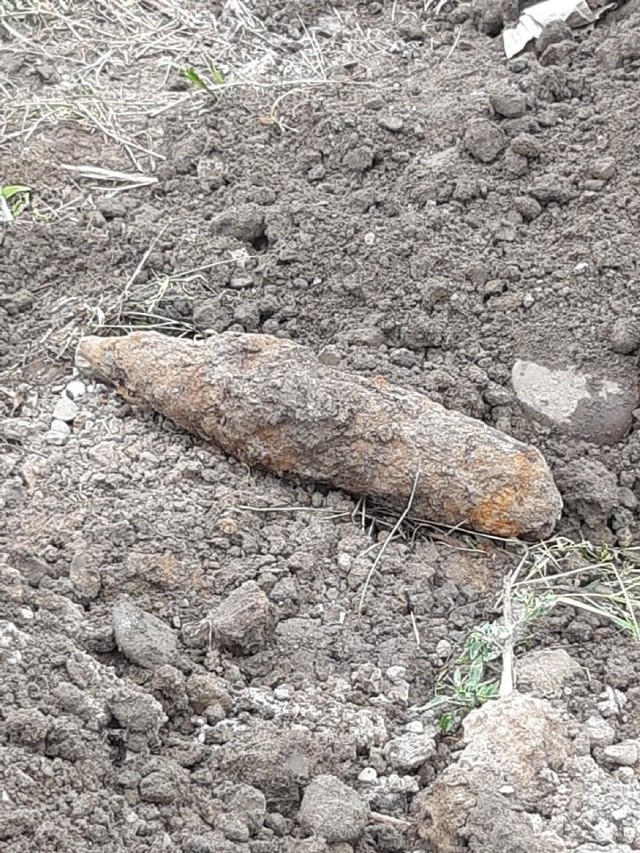 Na działce przy ul. Wiśnickiej robotnicy zauważyli przedmiot, przypominający niewybuch. Na miejsce wezwano policję  straż pożarną. Przybyli również saperzy, którzy zabezpieczyli znalezisko