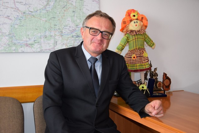 Wójt Krzysztof Bednarek po blisko 30 latach stania za sterami gminy Wierzchlas zdecydował się przejść na emeryturę
