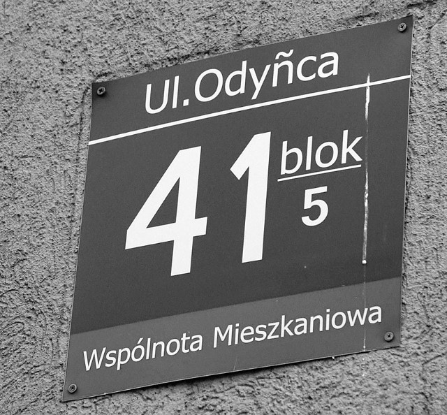 Niektóre budynki przy ul. Odyńca oznaczono tabliczkami z "hiszpańskim" błędem.