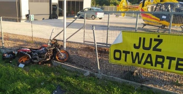 Wypadek w Twardosławicach. Hyundai zderzył się z motocyklem. Za kierownicą hyundaia starosta piotrkowski Piotr Wojtysiak