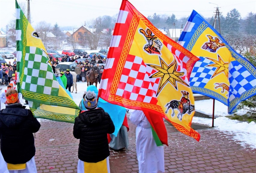 Orszak Trzech Króli 2020 w Grabowie. Trzej królowie przyjechali na koniach (zdjęcia)