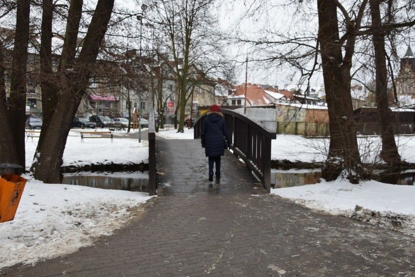 Niepozorny mostek nad Paklicą może być zagrożeniem....