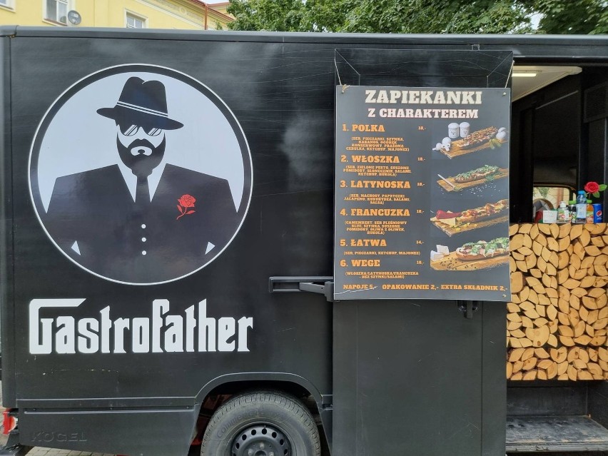 Food trucki zaparkowały na Rynku w Przemyślu. Zobacz, co można smacznego zjeść [ZDJĘCIA]
