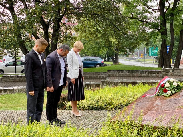 Złożenie kwiatów pod pomnikiem kardynała Augusta Hlonda. 
Przesuwaj zdjęcia w prawo - naciśnij strzałkę lub przycisk NASTĘPNE