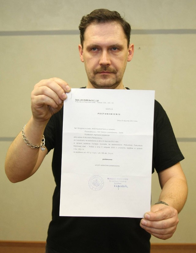 Tomasz Juszczyk, ojciec tragicznie zmarłego motorniczego, z postanowieniem sądu uznającym zażalenie na decyzję prokuratury.