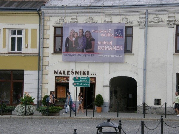 Pierwszy i jak dotąd jedyny wyborczy bilbord na sądeckim Rynku zawiesił kandydat PiS Andrzej Romanek