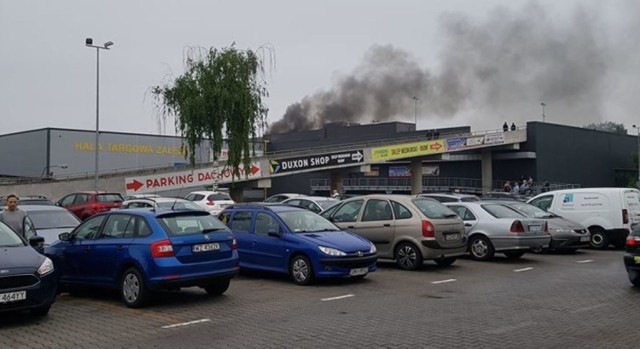 Samochód, który zapalił się na dachu galerii, doprowadził do ewakuacji wszystkich pracowników. Ciemny dym unoszący się nad galerią handlową widoczny był z daleka.