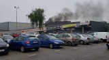 Katowice: Pożar w CH Załęże [ZDJĘCIA]. Centrum handlowe ewakuowane po pożarze samochodu na dachu galerii