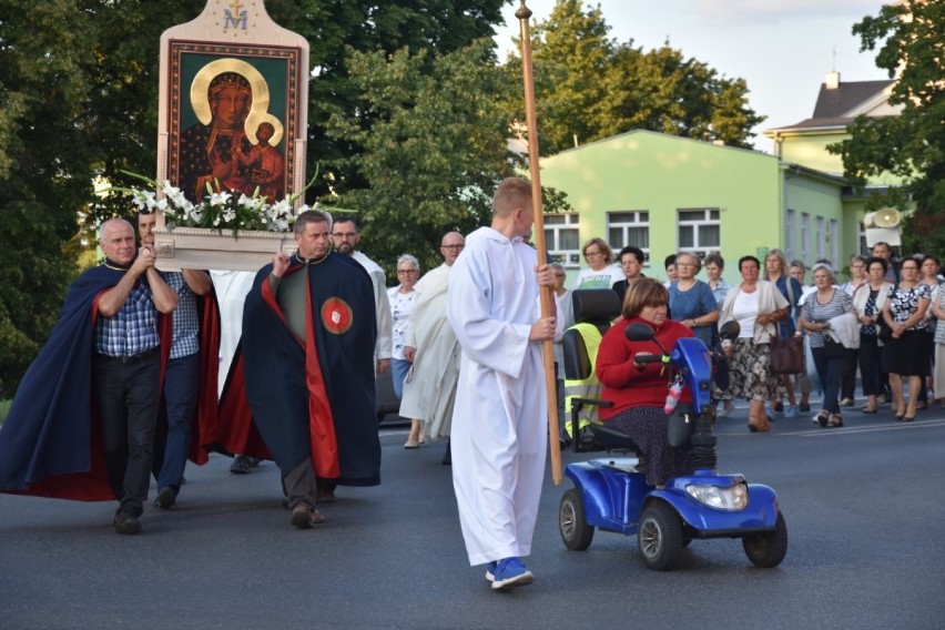 Jutro odpust w parafii Wniebowzięcia Najświętszej Maryi Panny w Wągrowcu. Dziś ulicami przeszła procesja [ZDJĘCIA] 