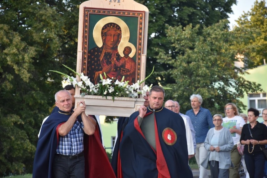 Jutro odpust w parafii Wniebowzięcia Najświętszej Maryi Panny w Wągrowcu. Dziś ulicami przeszła procesja [ZDJĘCIA] 