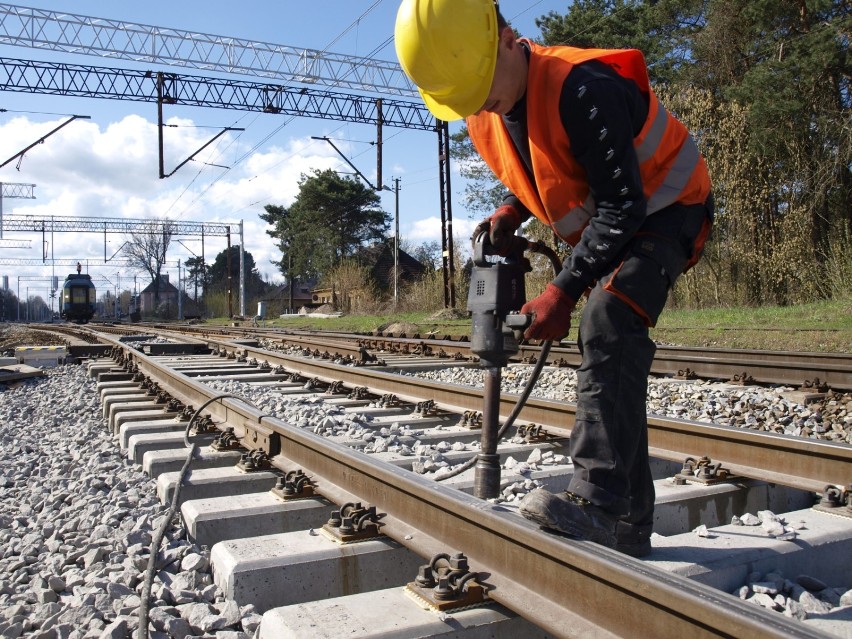 Kolej przebudowuje linię Śląsk - Porty. Trwają prace w Kozubach i Chociwiu ZDJĘCIA