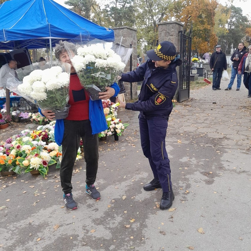 "Bezpieczny Pierwszy Listopada" - akcja kieleckiej Straży Miejskiej na cmentarzach. Jak nie paść ofiarą złodziei? Zobaczcie film i zdjęcia