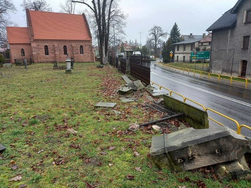 Naprawione zostanie zniszczone ogrodzenie XVIII-wiecznego...