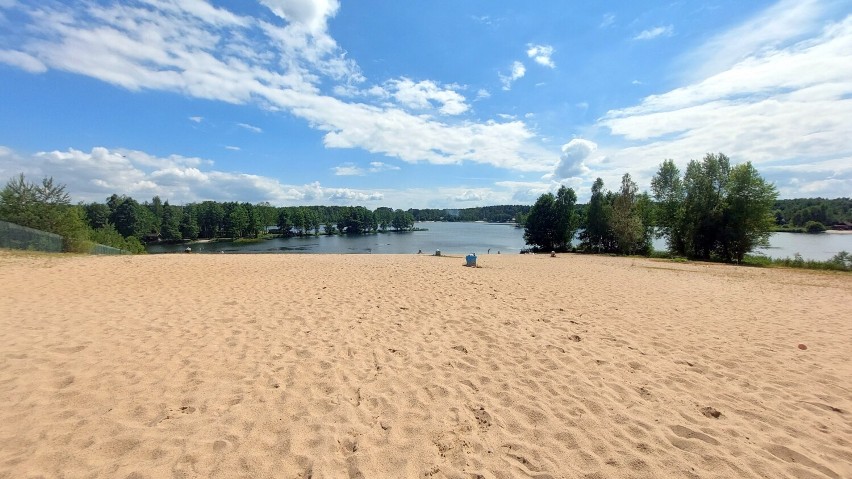 Jest to plaża gminna przy Jeziorze Krzystkowickim w...