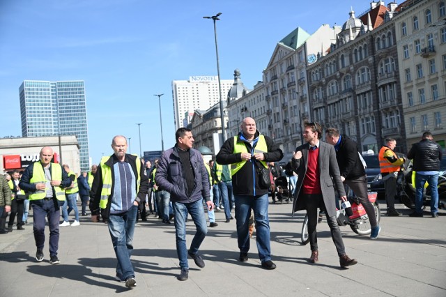 W Warszawie rozpoczął się protest taksówkarzy. Przewoźnicy zablokowali centrum miasta.